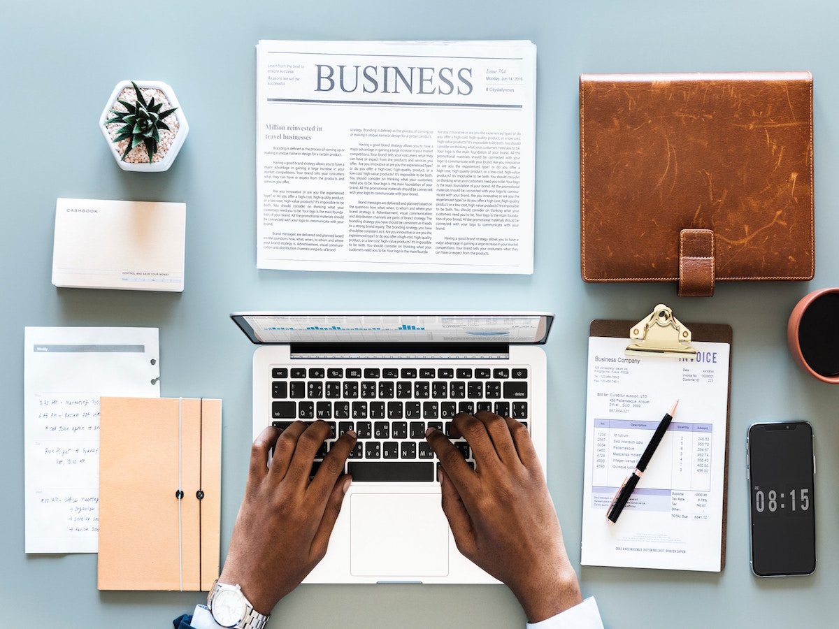 accountant-working-at-the-desk